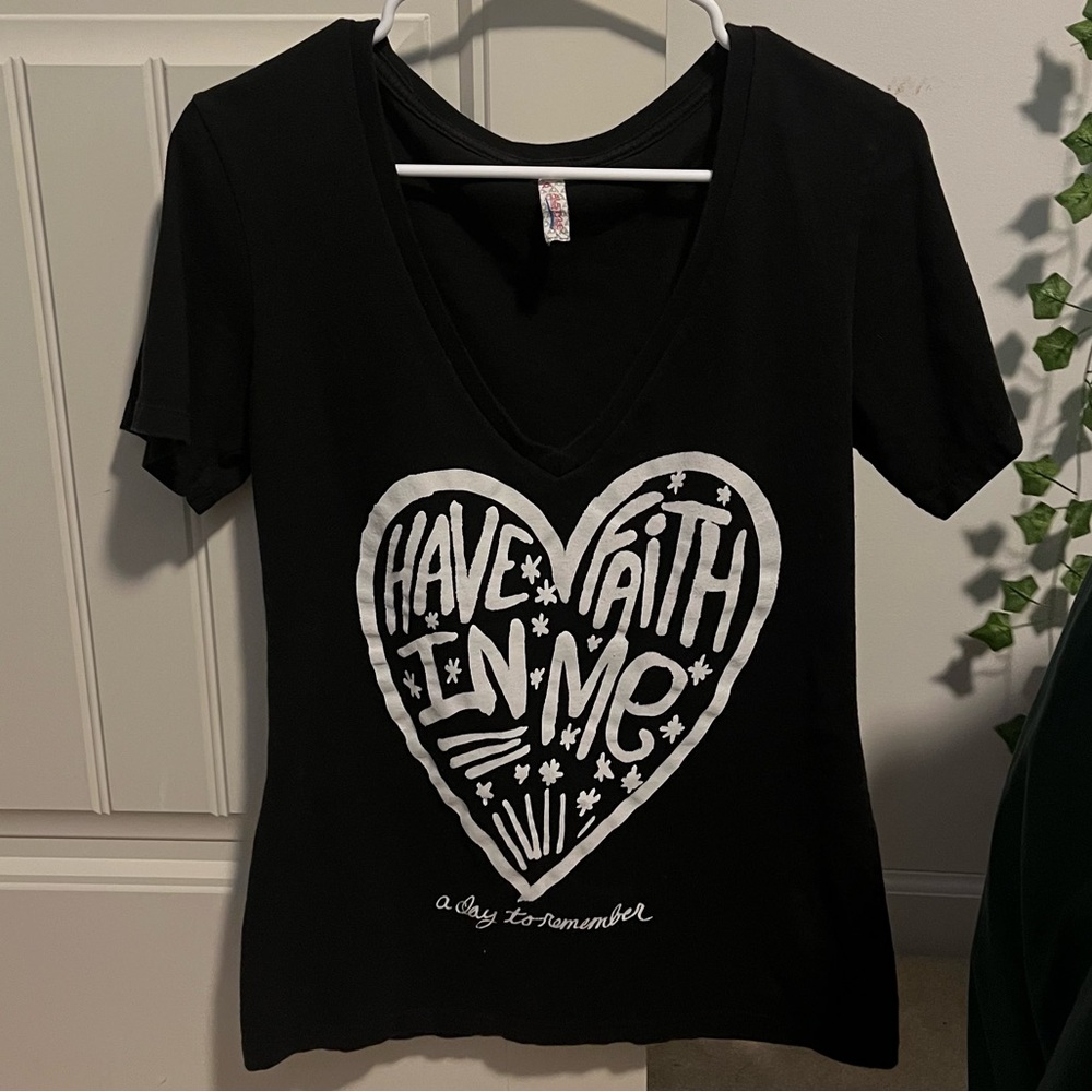 ADTR Women’s deep V neck tee Size XL